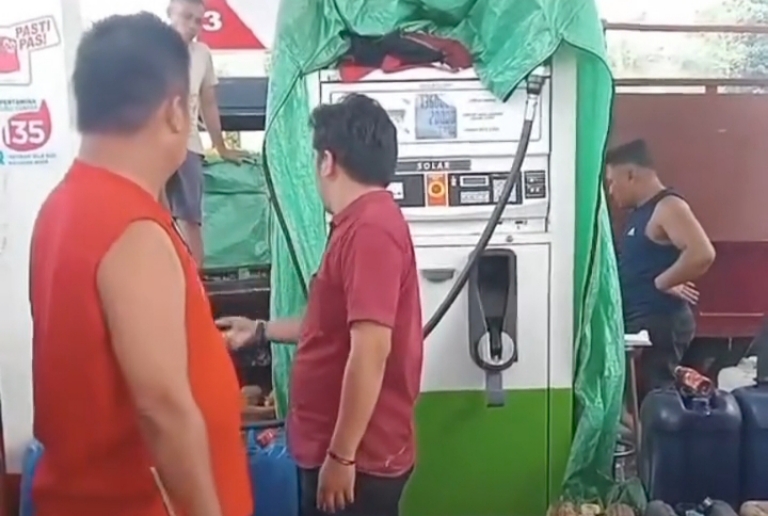 Viral, Warga Protes di SPBU Kembayan Sanggau Diduga karena Pengisian Puluhan Jeriken BBM