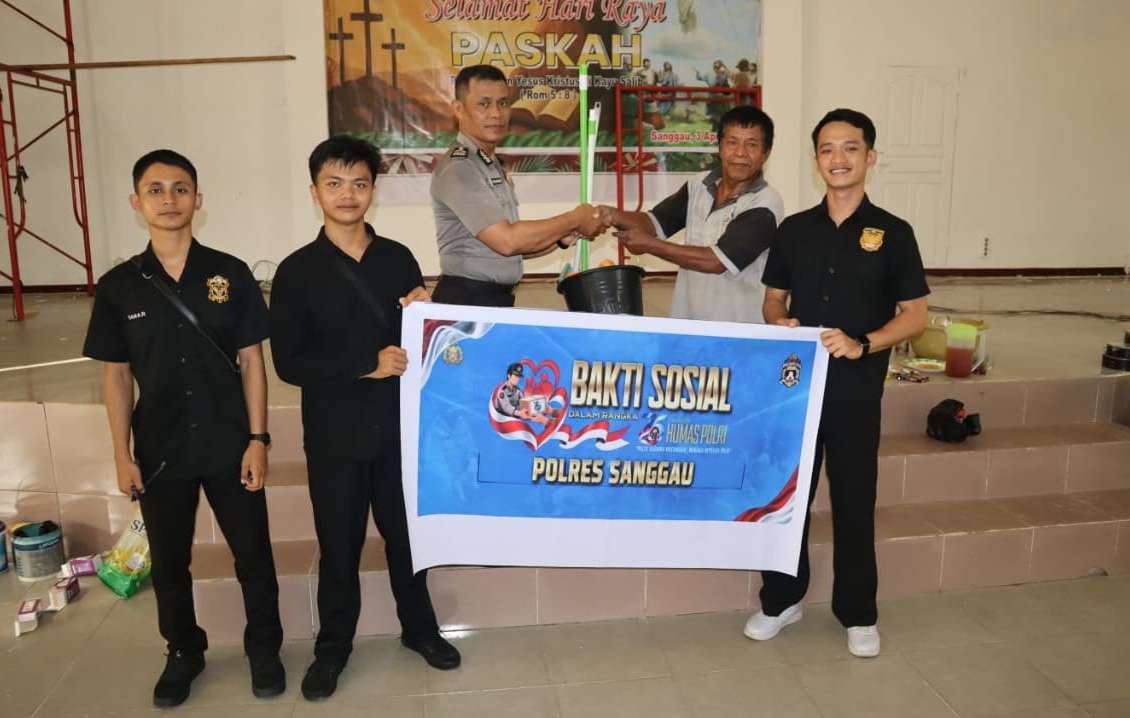 Hari Jadi ke-75 Humas Polri, Si Humas Polres Sanggau Bersihkan Masjid dan Gereja