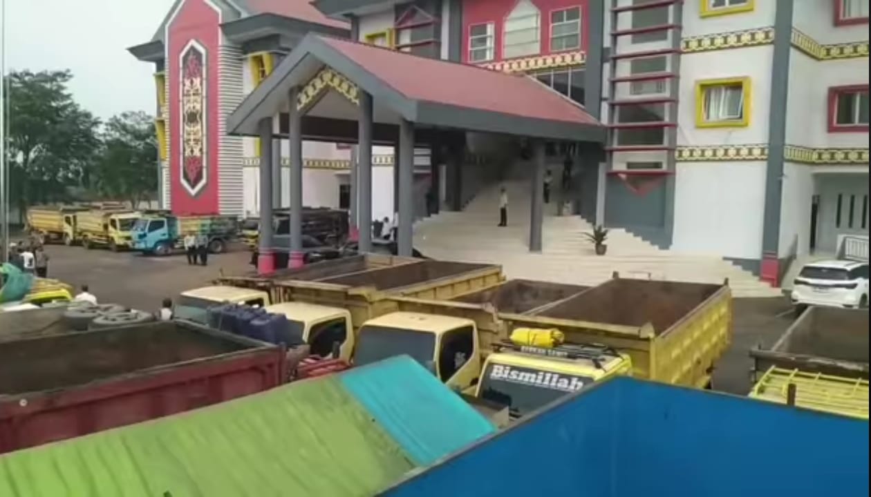 Puluhan Truk Supir Demo di Halaman Kantor DPRD Sanggau, Protes Harga BBM Mahal dan Kelangkaan   
